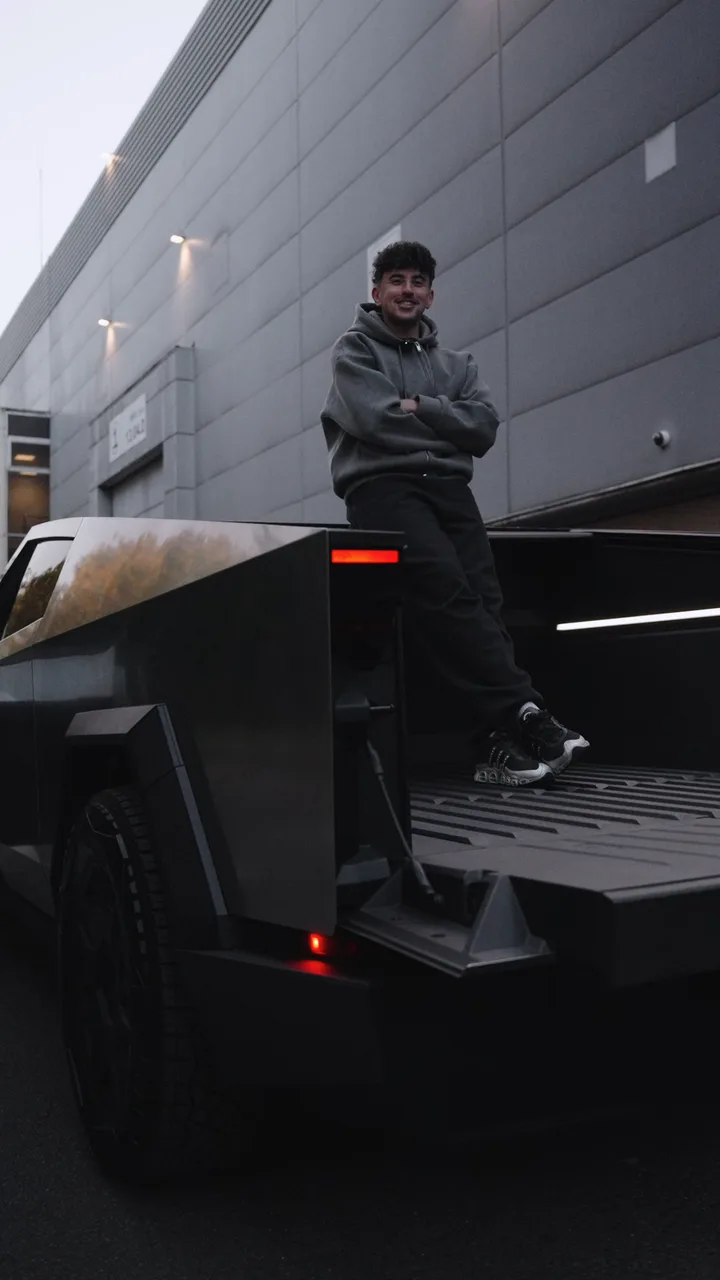 Riadh x Tesla